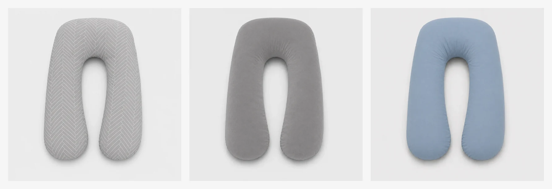 Les trois coloris du coussin de grossesse en U Berceline côte à côte : gris chevrons, gris uni et bleu
