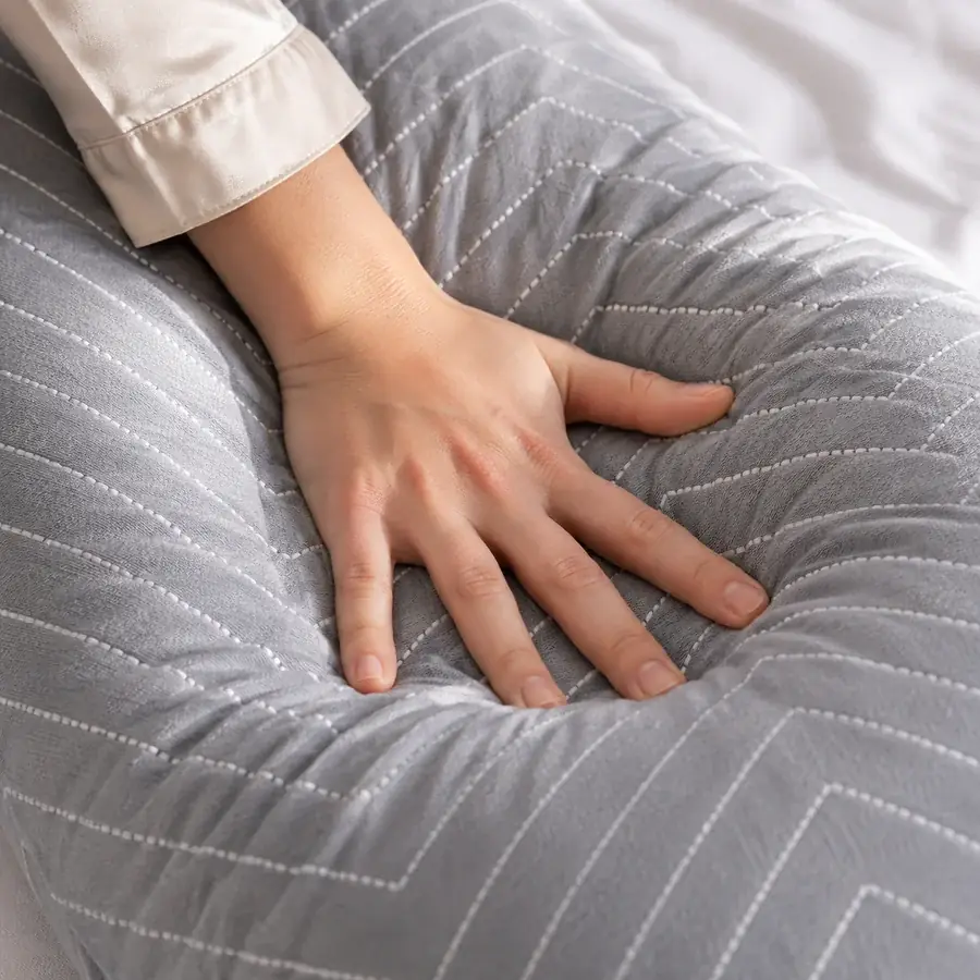 Paume appuyant a plat sur la branche du coussin, le tissu s'enfoncant sous la pression