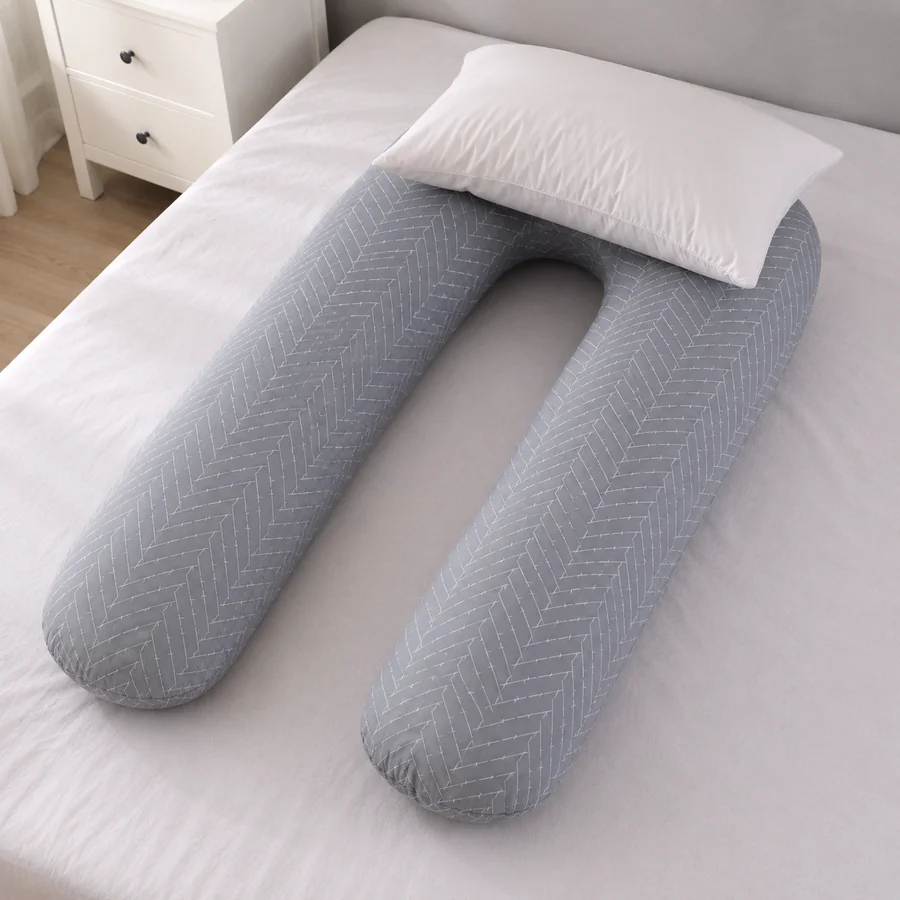 Oreiller ordinaire ajoute en trop sur la courbe du coussin en U, formant un empilement visiblement trop haut