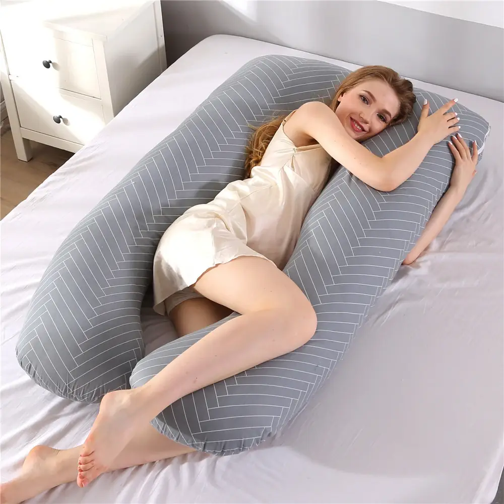 Coussin de grossesse en U Berceline coloris Gris chevrons, déplié sur un lit